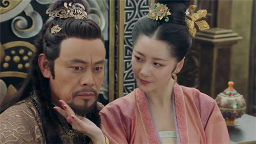 延利见酒洒了出来,气恼直接将酒泼在奕承公主脸上羞辱,并将她赶走.