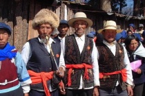 纳西族的男性服饰是怎样的