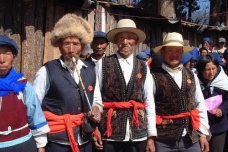 纳西族的男性服饰是怎样的