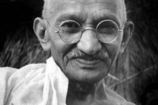 1913年11月6日：甘地在南非领导一次游行时被捕