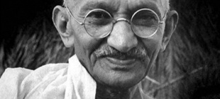 1913年11月6日：甘地在南非领导一次游行时被捕