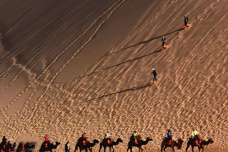 敦煌鸣沙山介绍