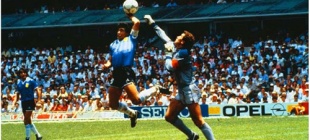1986年6月22日：足球上帝之手事件