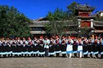 纳西族服饰的颜色选择依据是什么