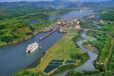 巴拿马运河是由什么组成的