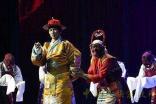 《卓娃桑姆》是根据什么创作的