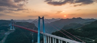 2002年10月29日：清水河特大桥主体工程完工