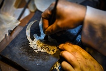 皮影制作的镂刻过程