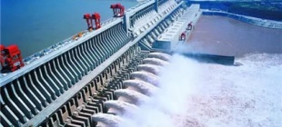 2002年11月6日：三峡大坝导流明渠合龙