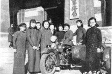 辛亥革命后旗袍由无衩变为开衩