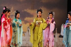 黄梅戏表演活动初期是怎样发展的