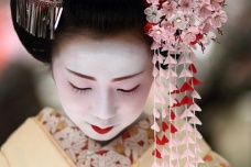 日本艺伎脸为什么是白的
