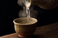 关羽斩华雄为何要一杯温酒