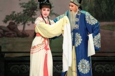 越剧的舞美设计是怎样的