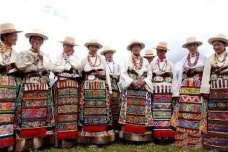 藏族的平民的服饰是什么样的