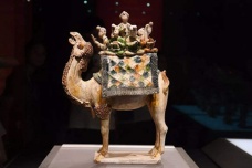 唐三彩骆驼载乐俑介绍