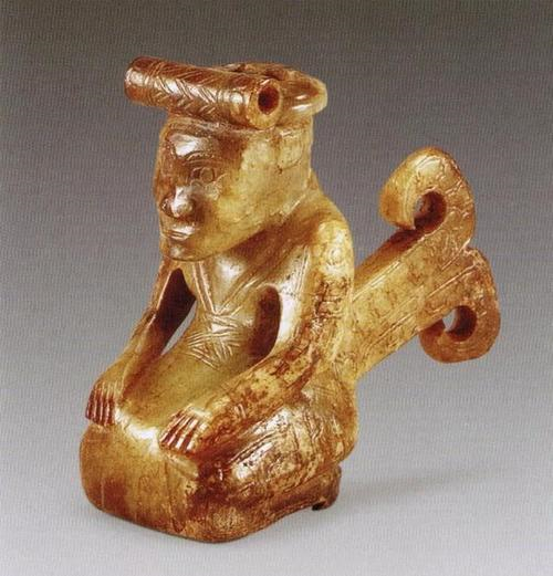 腰佩宽柄器玉人