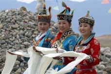 蒙古族敬献哈达的礼仪