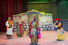 《卓娃桑姆》是根据什么创作的