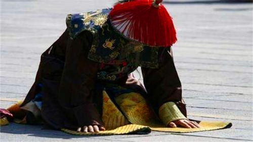 清朝官员拍马蹄袖的原因