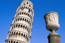 比萨斜塔为什么是斜的