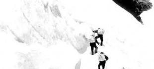 1960年5月25日：红旗插上珠穆朗玛峰