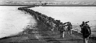 1950年：中国人民志愿军跨过鸭绿江