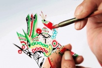 皮影制作的敷彩发汗熨平过程