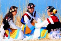 纳西族的女性服饰是怎样的