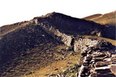 秦朝修筑万里长城的原因