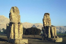 阶梯金字塔是谁建造的