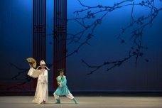 越剧的舞美设计是怎样的