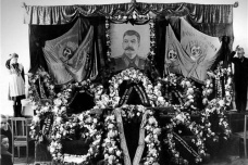 斯大林对苏联贡献大还是失误大