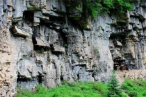 悬棺是怎么挂在悬崖上的