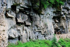 悬棺是怎么挂在悬崖上的