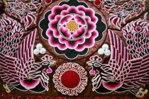 苗族人为何喜欢在衣服上刺绣