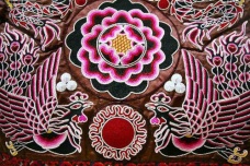 苗族人为何喜欢在衣服上刺绣