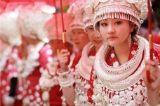 苗族人为什么喜欢佩戴银饰