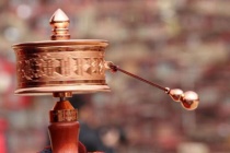 藏族人拿在手上转的东西是什么