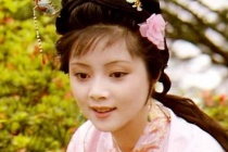 《红楼梦》中宝钗扑蝶暗示了什么