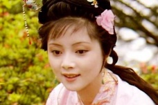 《红楼梦》中宝钗扑蝶暗示了什么