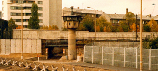 1961年8月13日：柏林墙动工修建