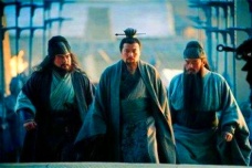 刘备刚出道为什么被曹操看作英雄