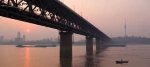 1957年10月15日：武汉长江大桥通车