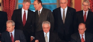 1995年11月21日：代顿协议草签