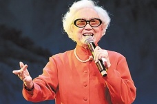 红线女生平简介