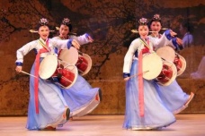 越剧的布景道具是什么样的