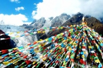 藏区飘的彩旗是什么