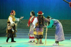 《卓娃桑姆》是根据什么创作的